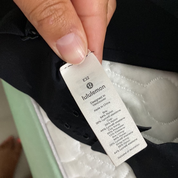 New without tag/ says E32. Fits like you’re a B or C 32 - Picture 4 of 4